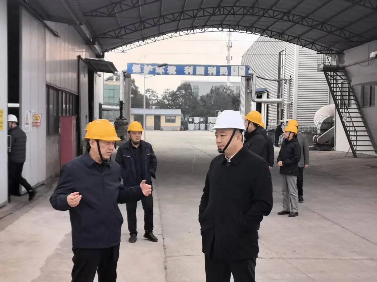 华北局考察组参观河南龙翔厂区车间